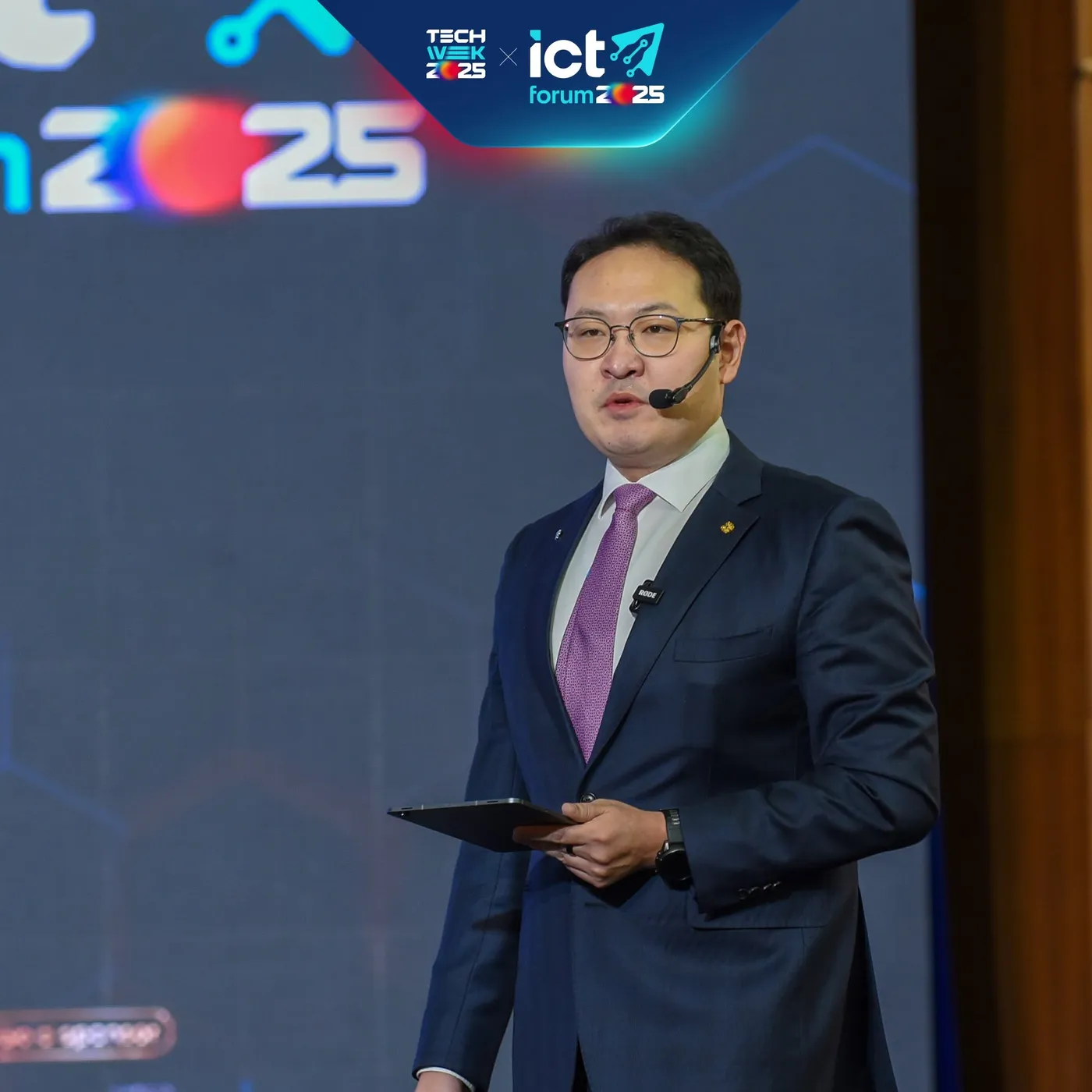 Speaker on stage at ICT Forum 2025