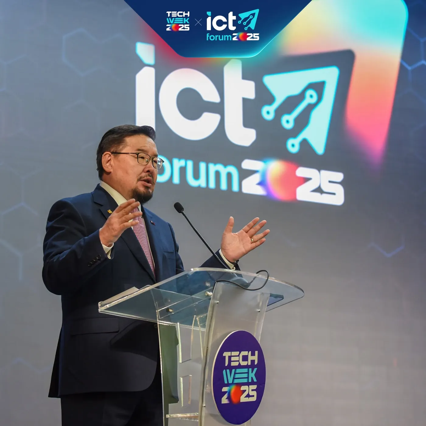 Keynote at the TechWEEK 2025 podium